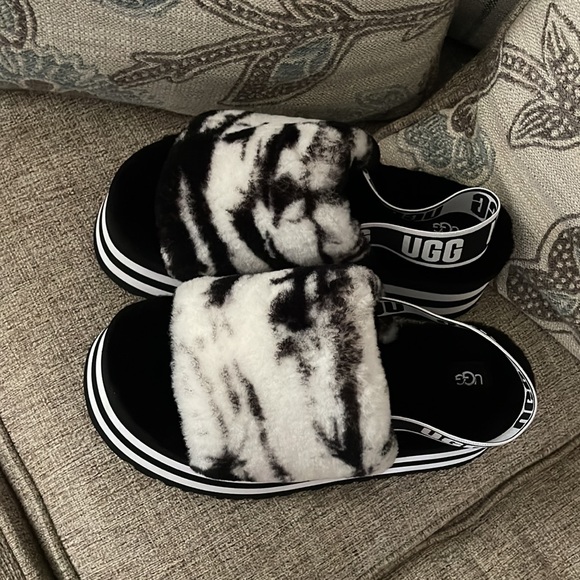 NEW UGG DISCO SLIDE.  (Without box) - Picture 3 of 10